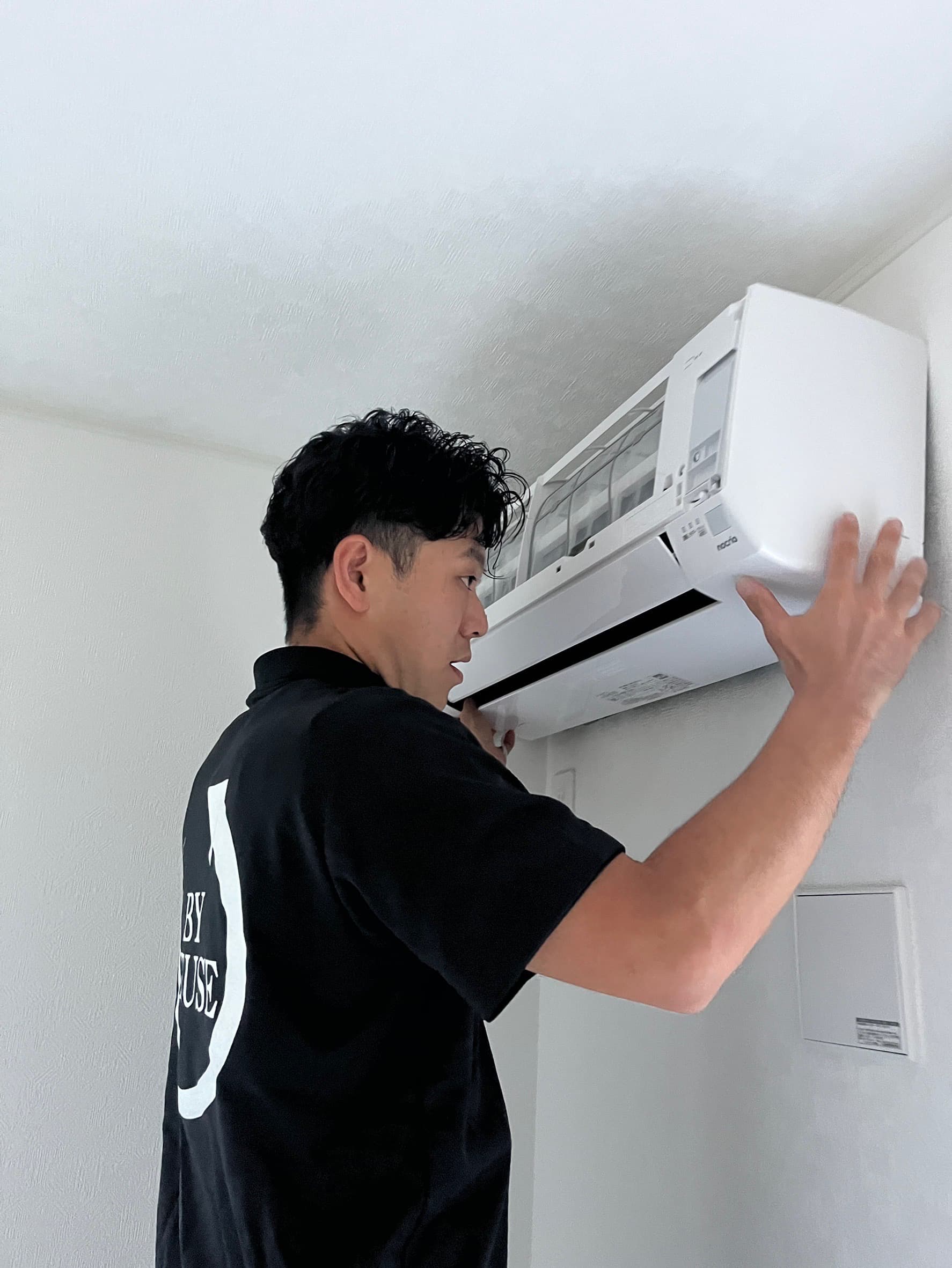 壁掛けエアコンの設置作業